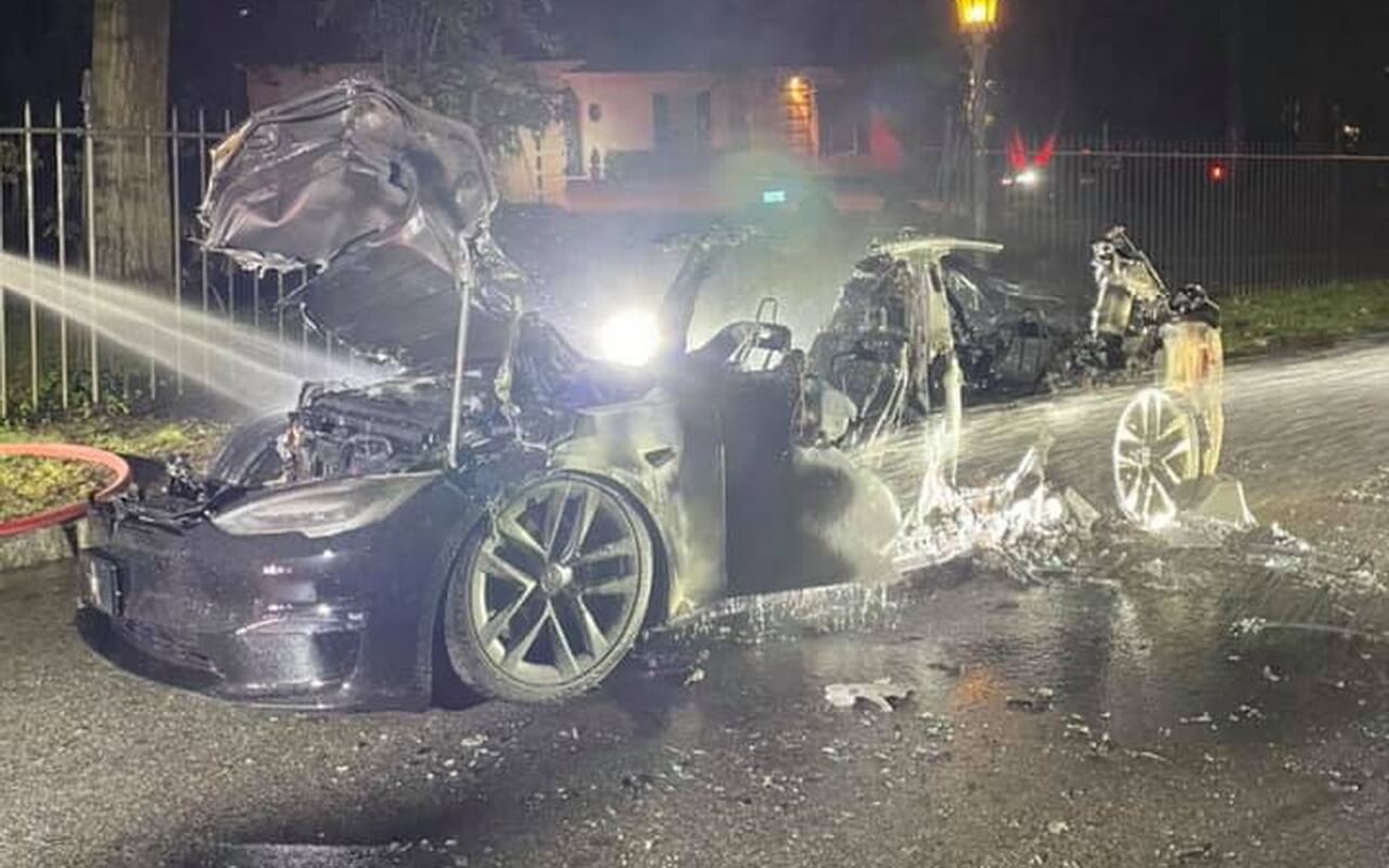 В Филадельфии при странных обстоятельствах сгорела новая Tesla Model S Plaid