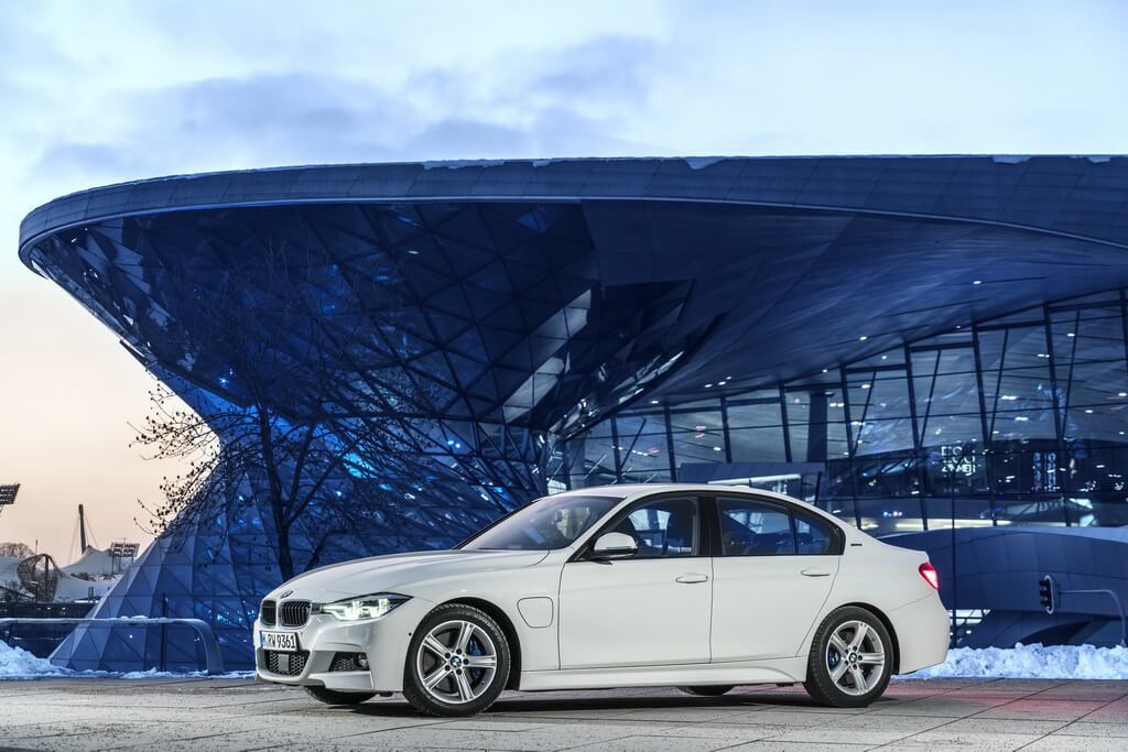 Плагин-гибрид BMW 330e iPerformance Плагин-гибрид BMW 330e iPerformance