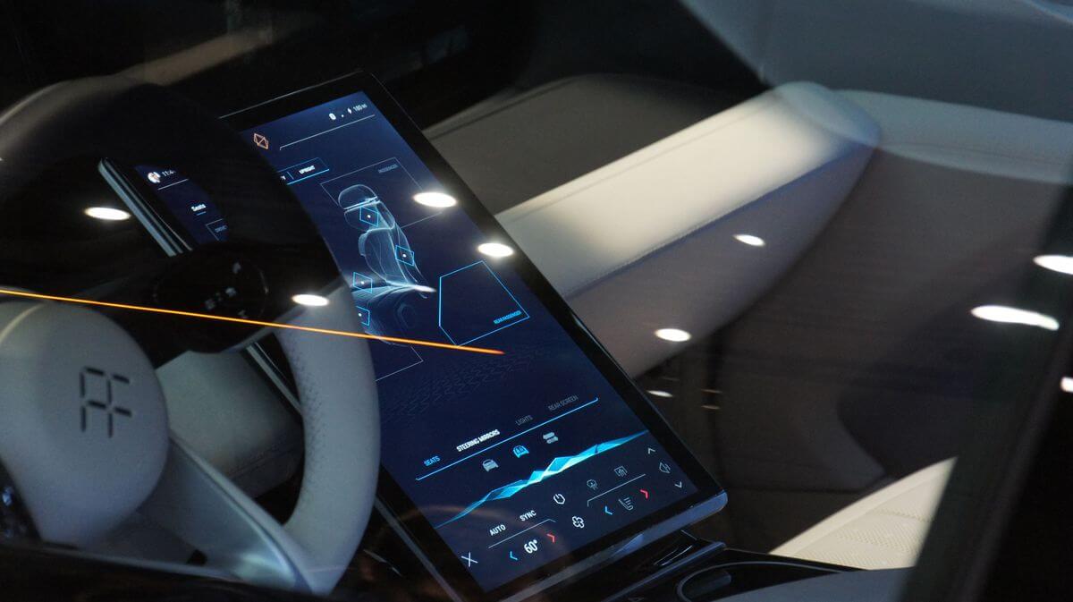 Сенсорный экран Faraday Future FF 91 Сенсорный экран Faraday Future FF 91