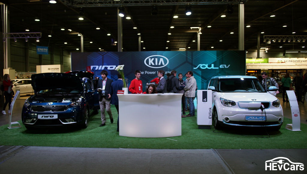 Фотография с выставки Plug-In Ukraine 2017 KIA Soul EV и KIA Niro KIA Soul EV и KIA Niro на выставке Plug-In Ukraine 2017