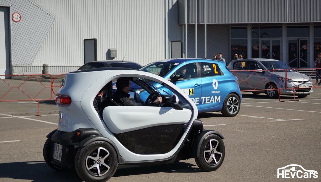 Renault Twizy на тест-драйве в рамках выставки Plug-In Ukraine 2017 Renault Twizy на тест-драйве в рамках выставки Plug-In Ukraine 2017