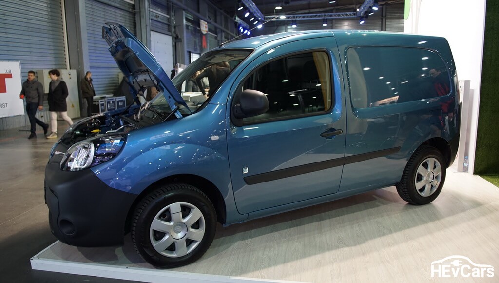 Renault Kangoo Z.E. первого поколения на выставке Plug-in Ukraine 2017 Renault Kangoo Z.E. первого поколения на выставке Plug-in Ukraine 2017