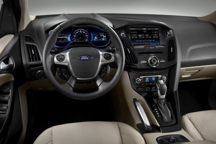 Рулевое колесо и панель приборов Ford Focus Electric Рулевое колесо и панель приборов Ford Focus Electric