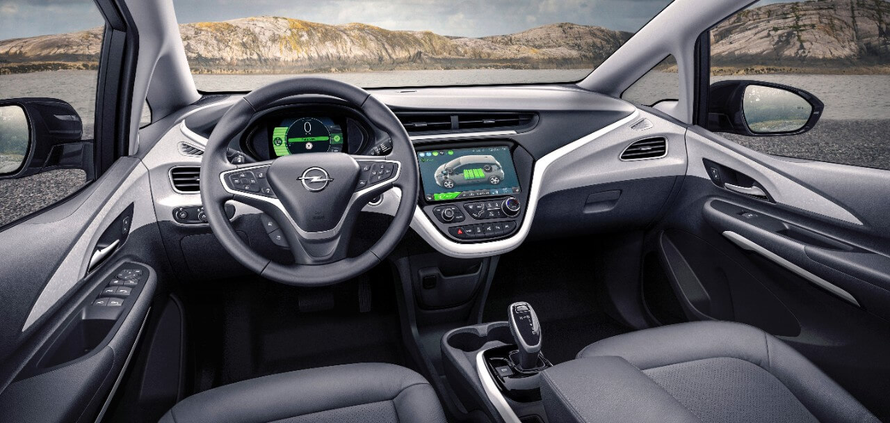 Передняя панель автомобиля Opel Ampera-e © media.opel.com Передняя панель и органы управления автомобиля Opel Ampera-e © media.opel.com