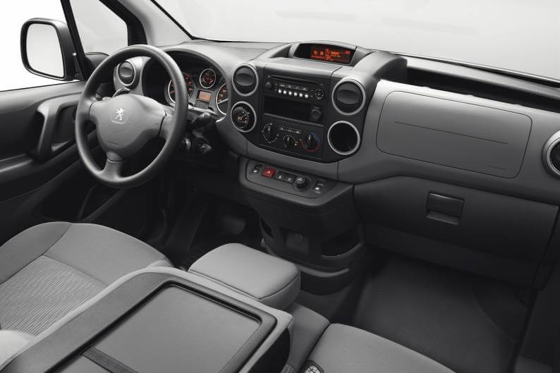 Приборная панель и передние сиденья Peugeot Partner Electric Приборная панель и передние сиденья Peugeot Partner Electric