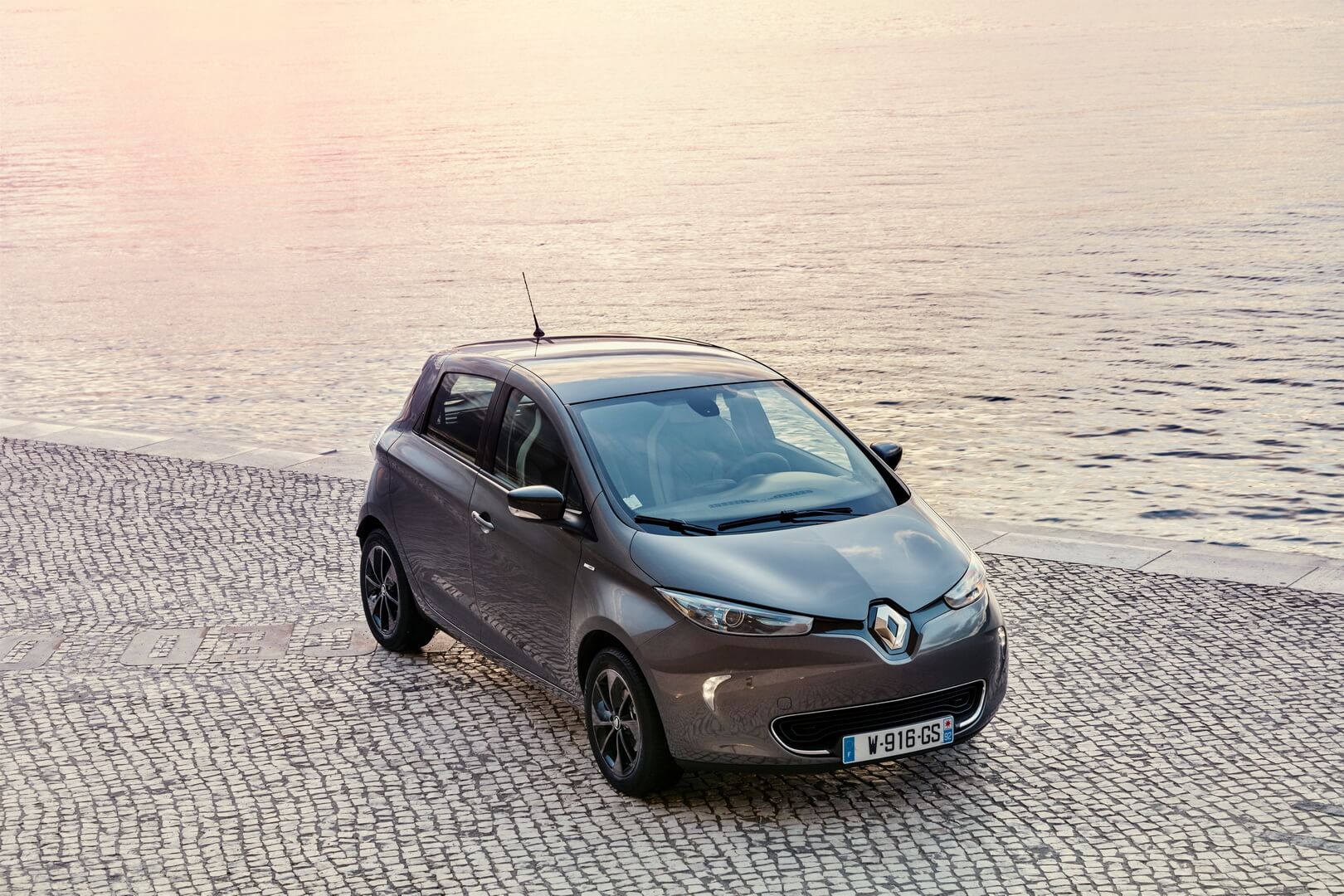 Фотография модели Renault ZOE Z.E. 40 (2017) - фото 11 Фотография экоавто Renault ZOE Z.E. 40 (2017) - фото 11