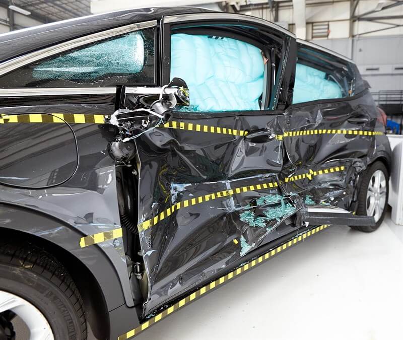 Вид Chevrolet Bolt EV 2017 средства сразу после бокового краш-теста Вид Chevrolet Bolt EV 2017 средства сразу после бокового краш-теста