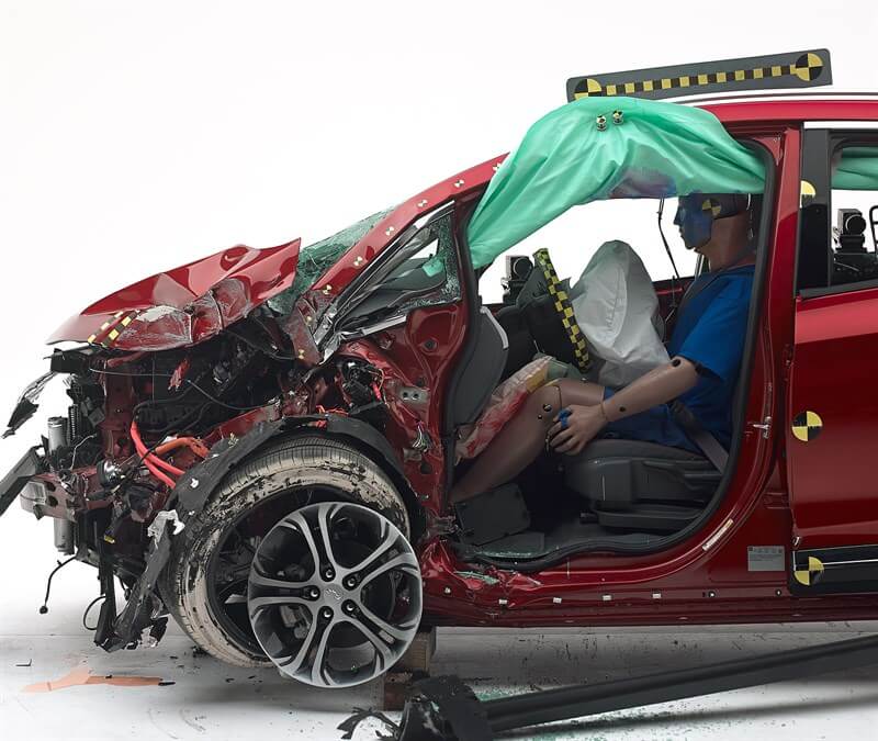 Положение манекена при лобовом столкновении Chevrolet Bolt EV 2017 Положение манекена при лобовом столкновении Chevrolet Bolt EV 2017