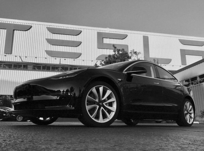 Первая черно-белая фотография серийного электромобиля Tesla Model 3 Первая черно-белая фотография серийного электромобиля Tesla Model 3