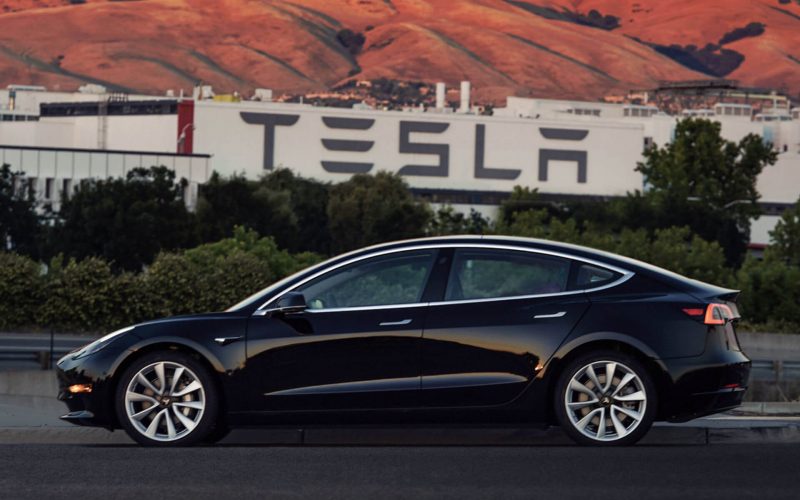 Первая фотография серийного электромобиля Tesla Model 3 Первая официальная фотография серийного электромобиля Tesla Model 3