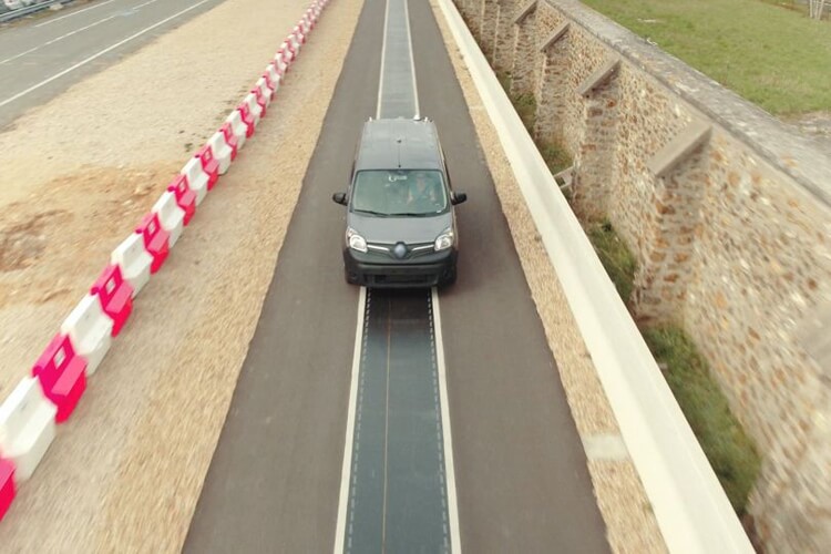 Renault Kangoo Z.E на специально построенном испытательном треке Renault Kangoo Z.E на специально построенном испытательном треке