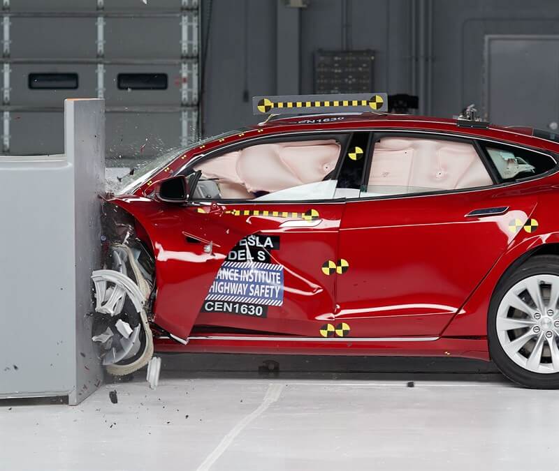 Второй лобовой краш-тест Tesla Model S 2017 Второй лобовой краш-тест Tesla Model S 2017