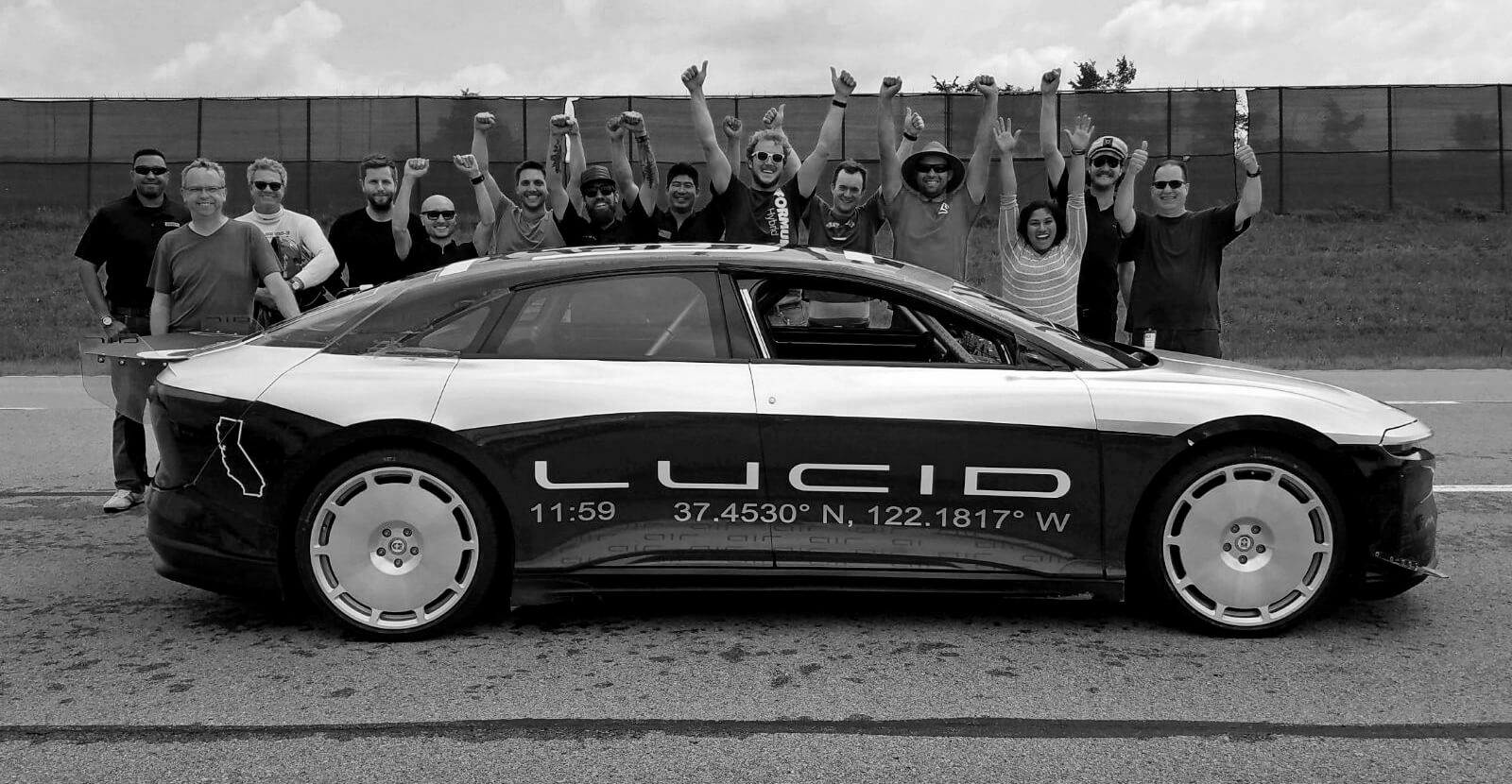 Команда Lucid Motors после 2 тест-драйва возле прототипа Lucid Air Alpha Speed Car Команда Lucid Motors после 2 тест-драйва возле прототипа Lucid Air Alpha Speed Car