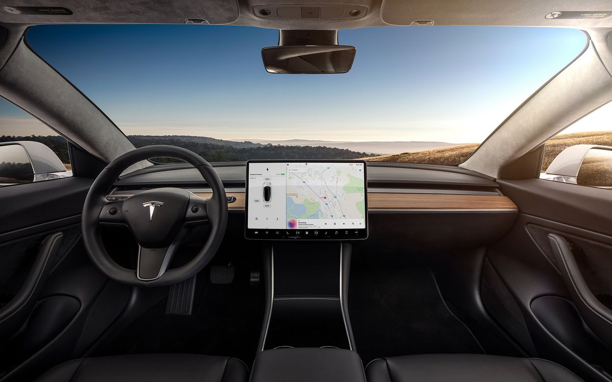 Минималистичность дизайна приборной панели электромобиля Tesla Model 3 Минималистичность дизайна приборной панели электромобиля Tesla Model 3
