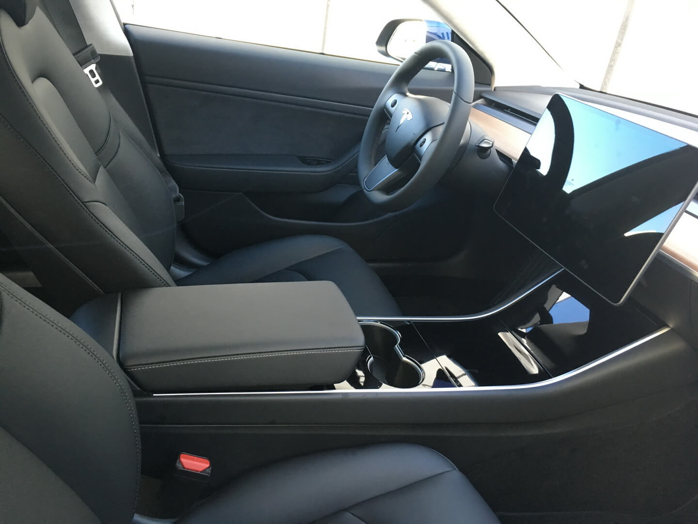 Приборная панель Tesla Moldel 3 Приборная панель Tesla Moldel 3