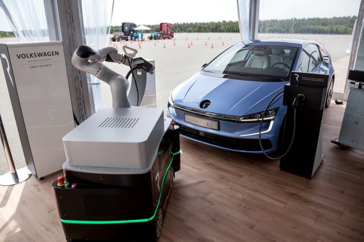 Volkswagen Gen.E на зарядке с роботом Volkswagen Gen.E на зарядке с роботом