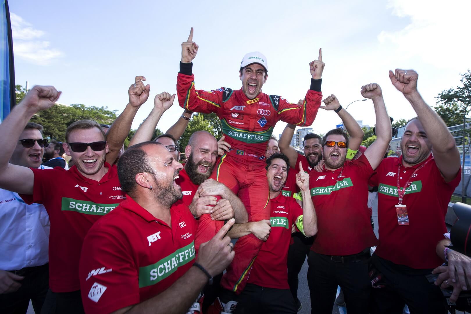 Команда Audi со своим победителем Лукасом ди Грасси в Formula E 2016/2017 Команда Audi со своим победителем Лукасом ди Грасси в Formula E 2016/2017