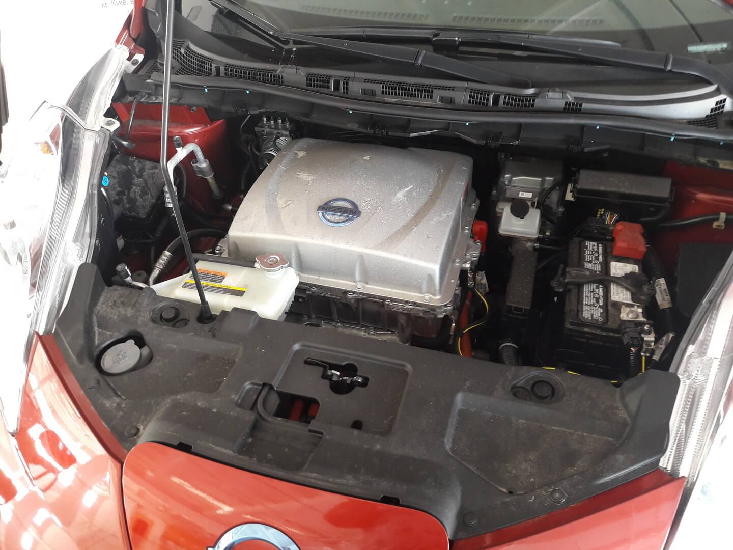 Под капотом Nissan leaf Под капотом Nissan leaf