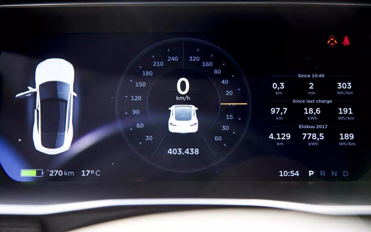 Спидометр Tesla Model S Ари Ньисённена демонстрирует пройденные 403 438 км Спидометр Tesla Model S Ари Ньисённена демонстрирует пройденные 403 438 км
