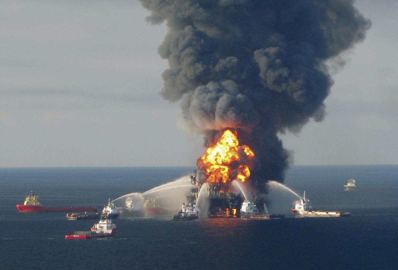 Взорвавшаяся нефтяная платформа Deepwater Horizon у побережья Мексиканского залива Взорвавшаяся нефтяная платформа Deepwater Horizon у побережья Мексиканского залива