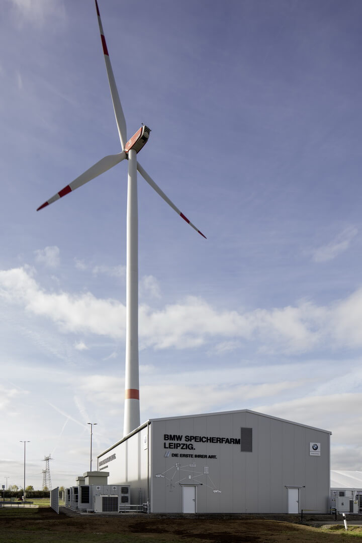 Ветровая турбина, расположенная на территории завода BMW Battery Storage Farm Ветровая турбина, расположенная на территории завода BMW Battery Storage Farm