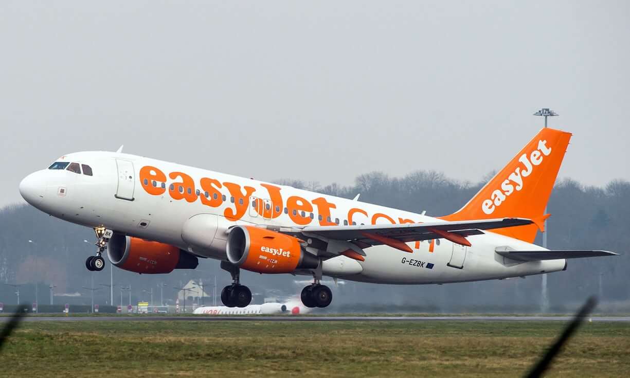 Самолет британского авиаперевозчика EasyJet Самолет британского авиаперевозчика EasyJet