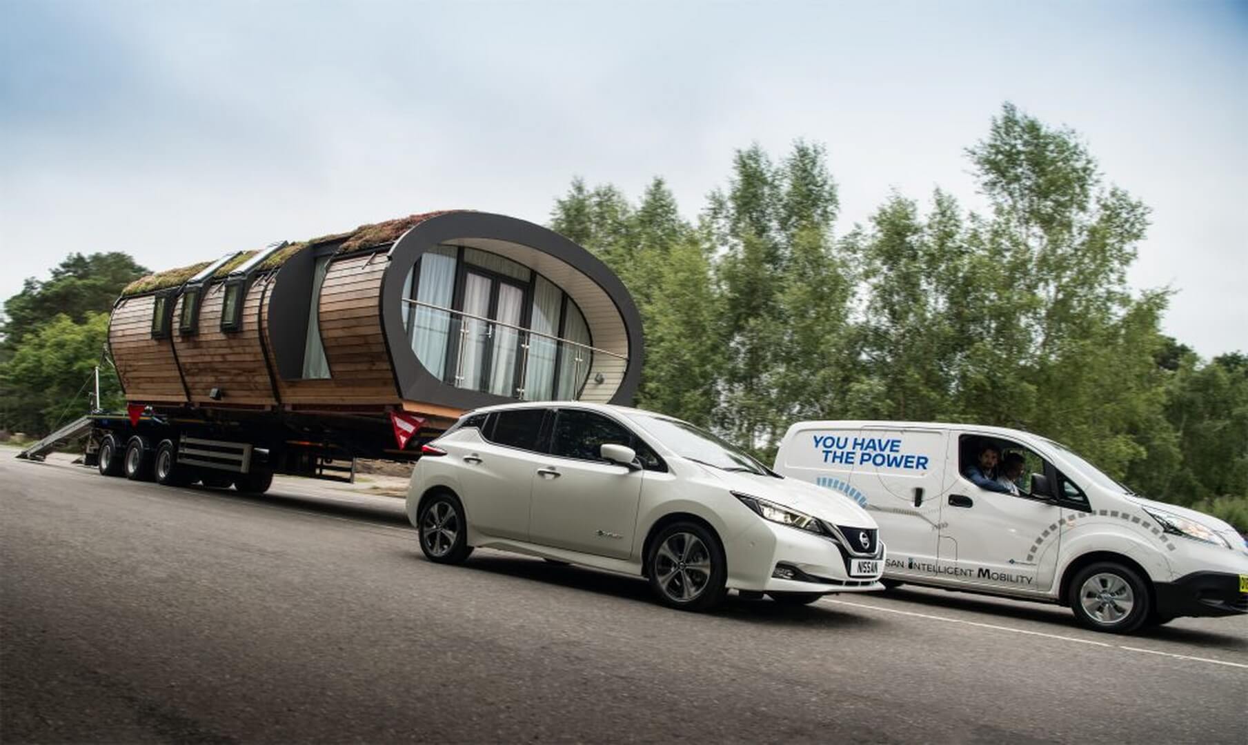 Электрический фургон e-NV200 и Nissan Leaf 2018 с умным домом Электрический фургон e-NV200 и Nissan Leaf 2018 с умным домом