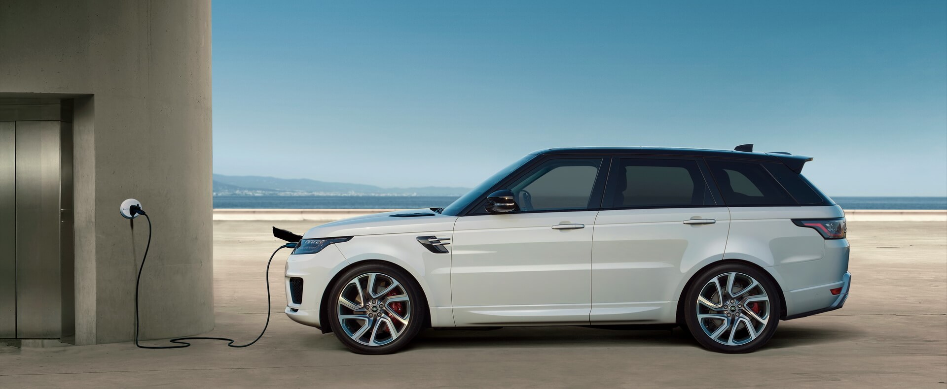 Land Rover запустил в продажу свой первый плагин-гибрид Range Rover Sport PHEV P400e Первый плагин-гибрид Range Rover Sport PHEV P400e