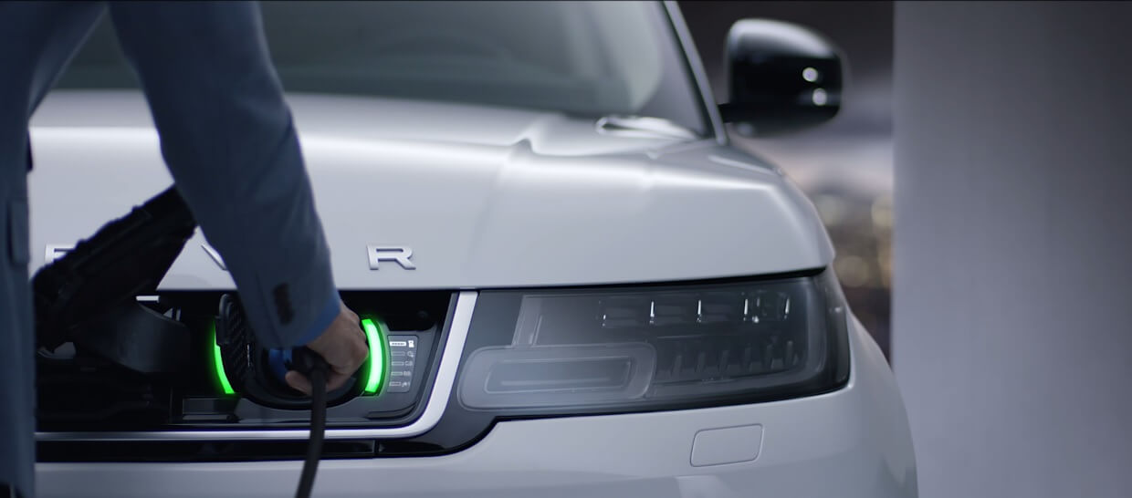 Подключение зарядного кабеля спереди автомобиля Range Rover Sport PHEV Подключение зарядного кабеля спереди автомобиля Range Rover Sport PHEV