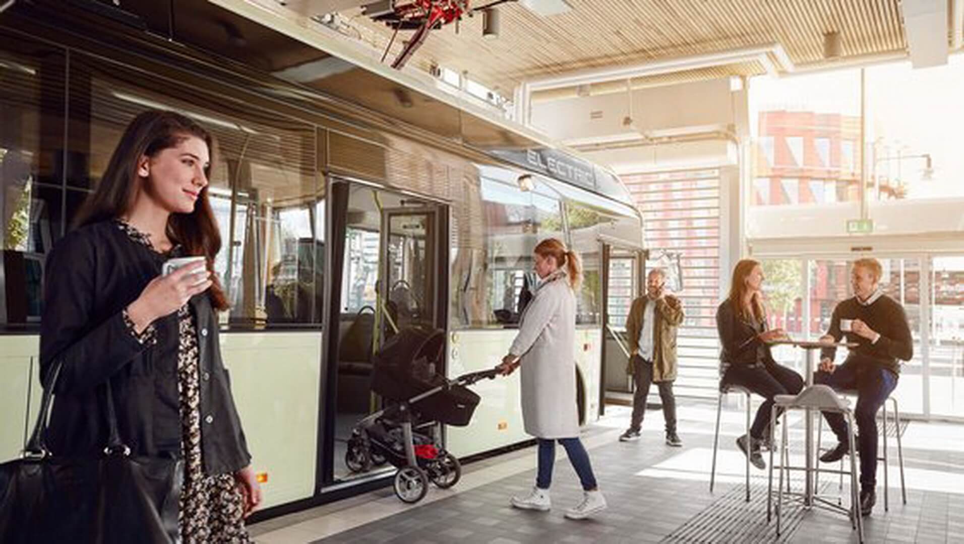 Электрический автобус Volvo 7900 на остановке Электрический автобус Volvo 7900 на остановке