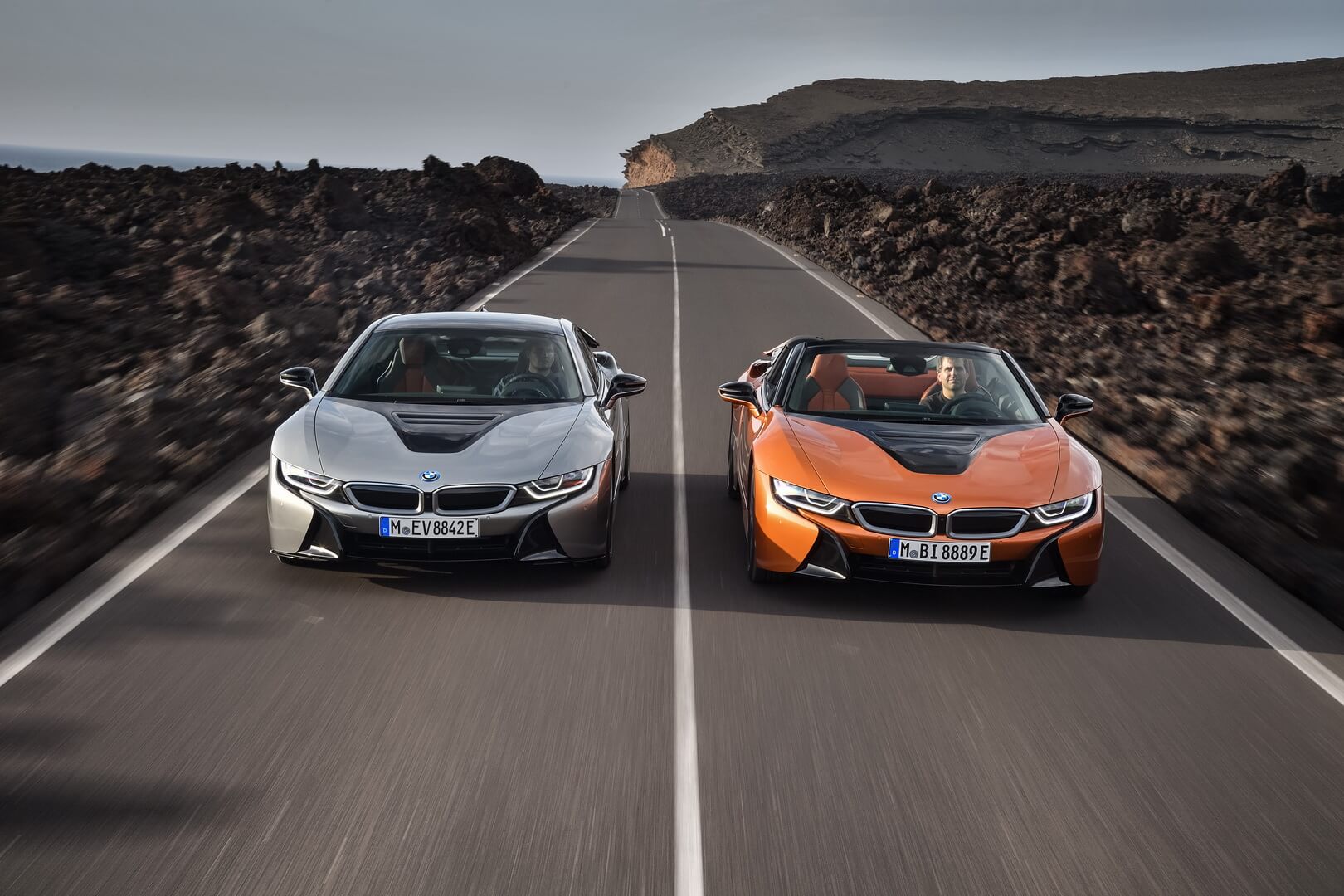 Новые BMW i8 Coupe (слева) и BMW i8 Roadster (справа) Новые BMW i8 Coupe (слева) и BMW i8 Roadster (справа)