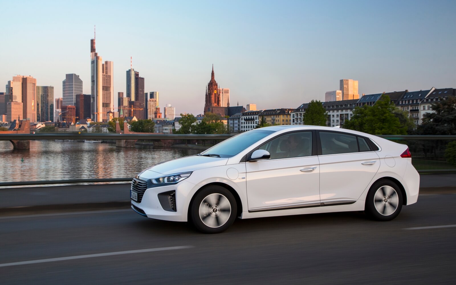 Hyundai IONIQ Plug-in Hybrid Hyundai IONIQ Plug-in Hybrid