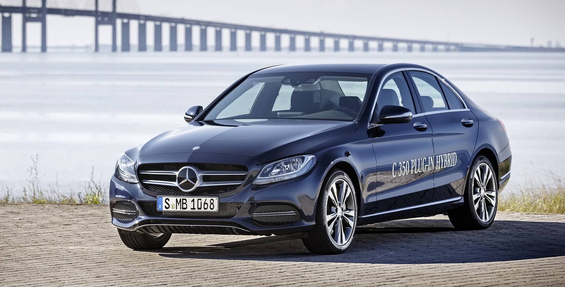 Победитель номинации «Connected Green Car of the Year» — плагин-гибрид Mercedes-Benz C350e Победитель номинации «Connected Green Car of the Year» — плагин-гибрид Mercedes-Benz C350e