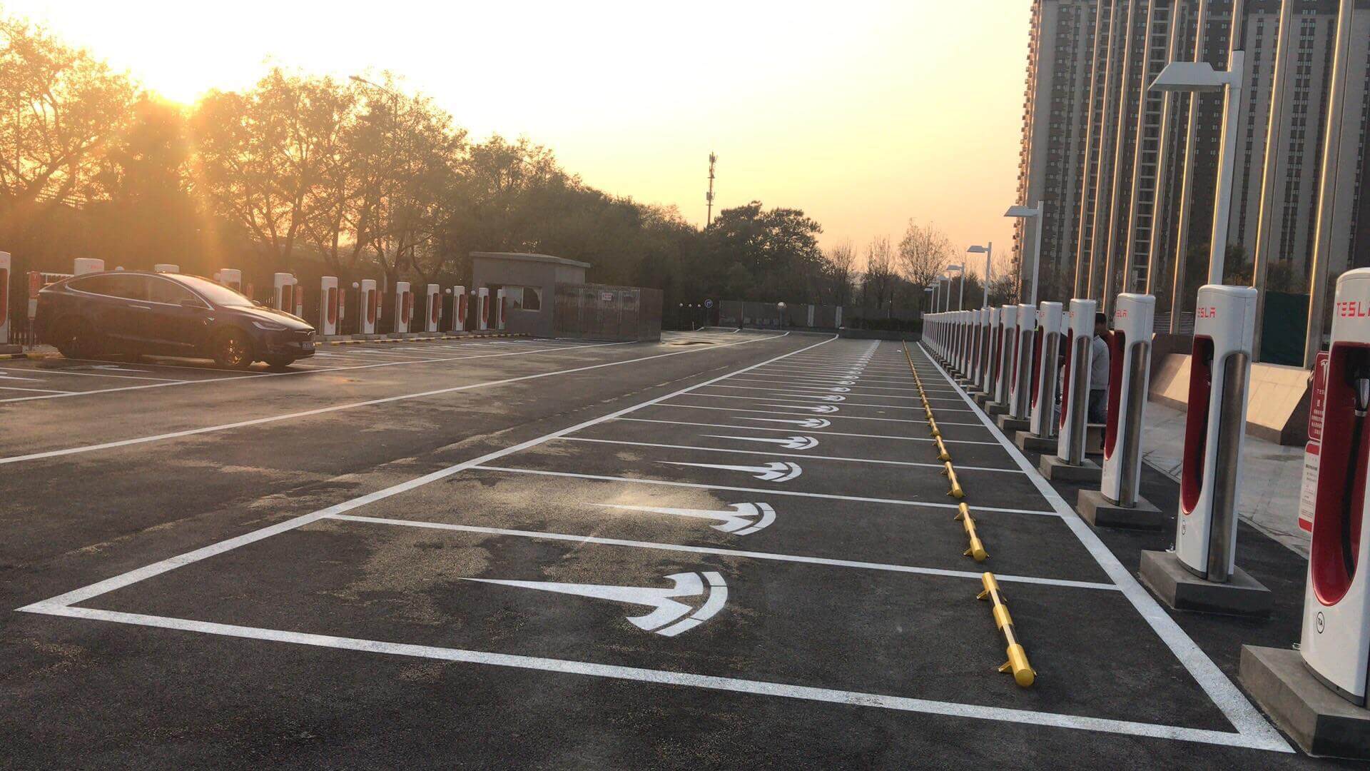 Зарядные станции Tesla Supercharger на площади Баолун в Пекине Зарядные станции Tesla Supercharger на площади Баолун в Пекине