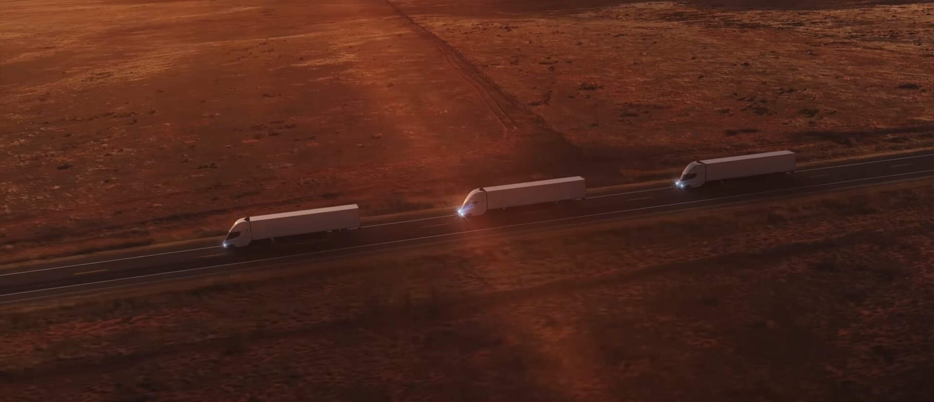 Конвой из трех электрогрузовиков Tesla Semi Конвой из трех электрогрузовиков Tesla Semi