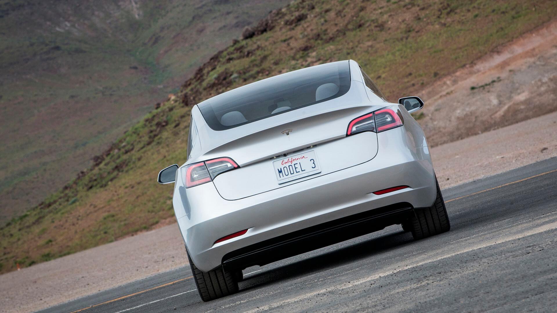 Tesla Model 3 — вид сзади Tesla Model 3 — вид сзади