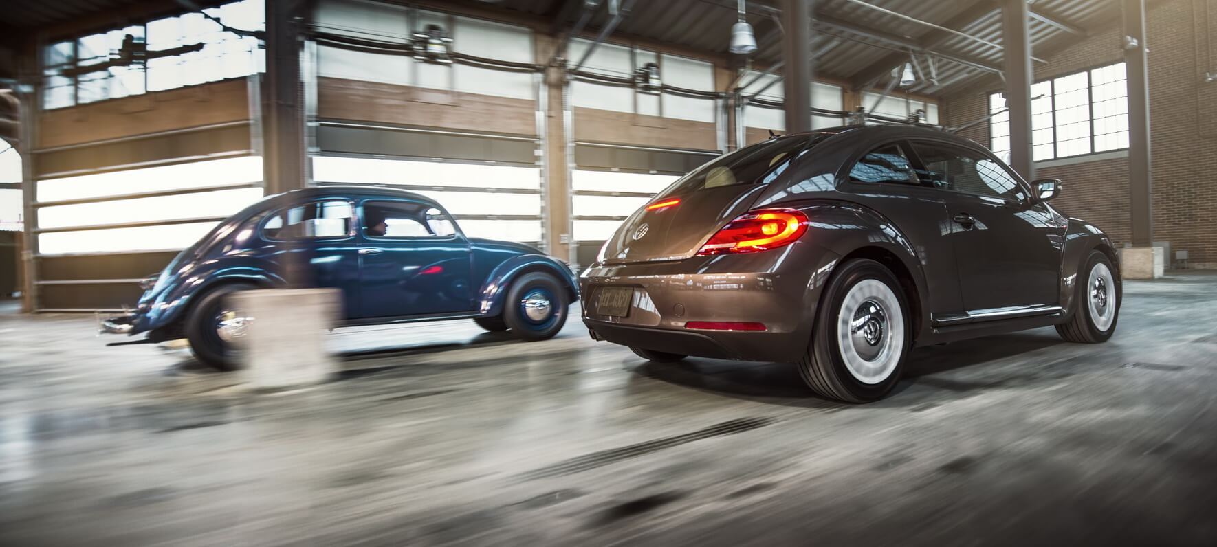 Volkswagen Beetle 1939 года и последнего поколения Volkswagen Beetle 1939 года и последнего поколения