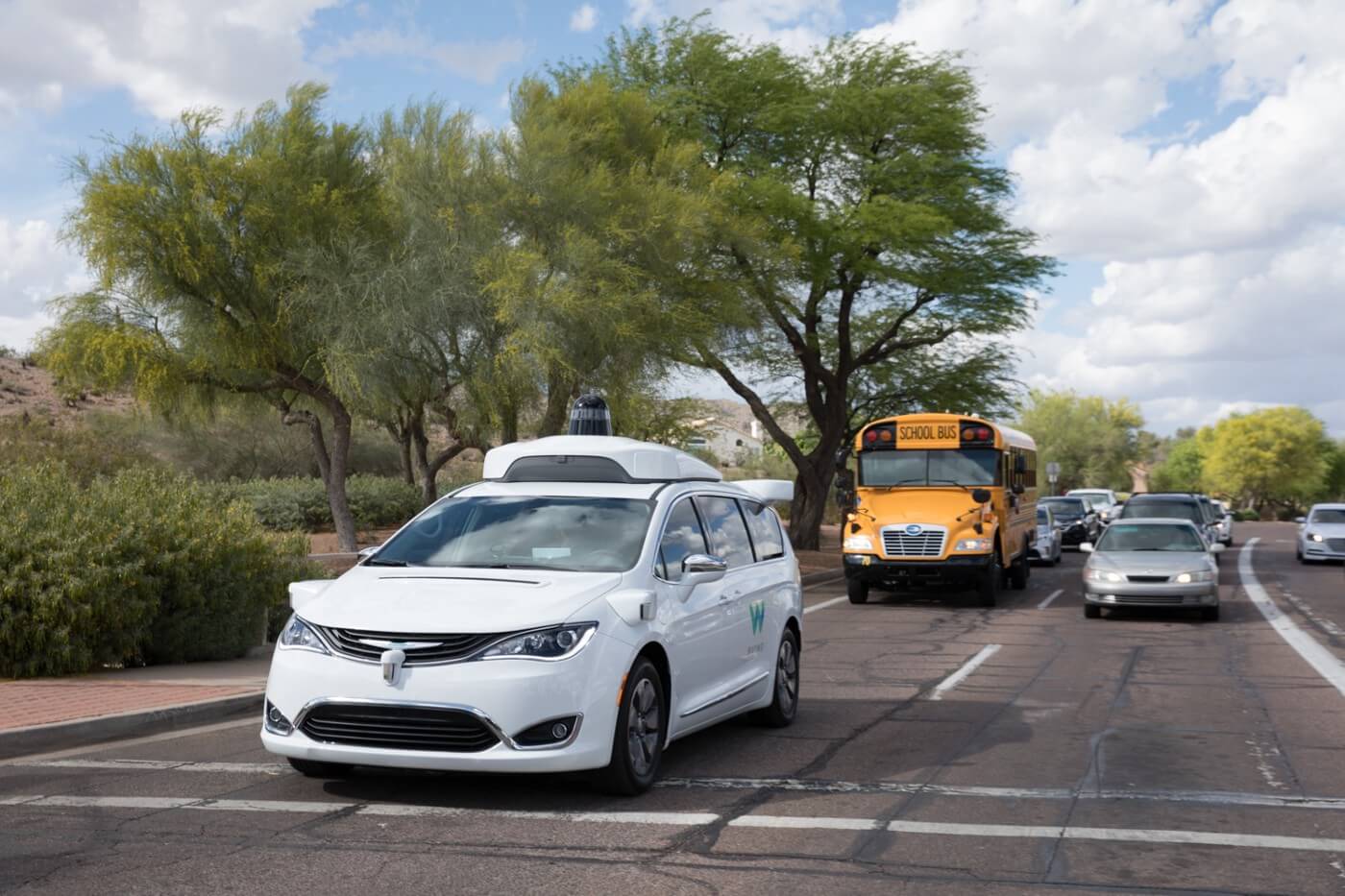 Chrysler Pacifica Hybrid с автономным управлением от Waymo Chrysler Pacifica Hybrid с автономным управлением от Waymo
