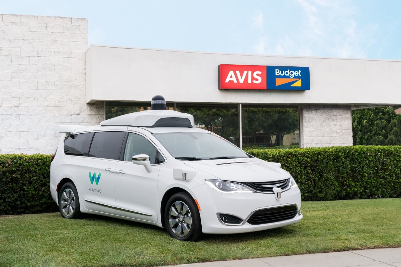 Прокатная компания Avis и Chrysler Pacifica с автономным управлением от Waymo Прокатная компания Avis и Chrysler Pacifica с автономным управлением от Waymo