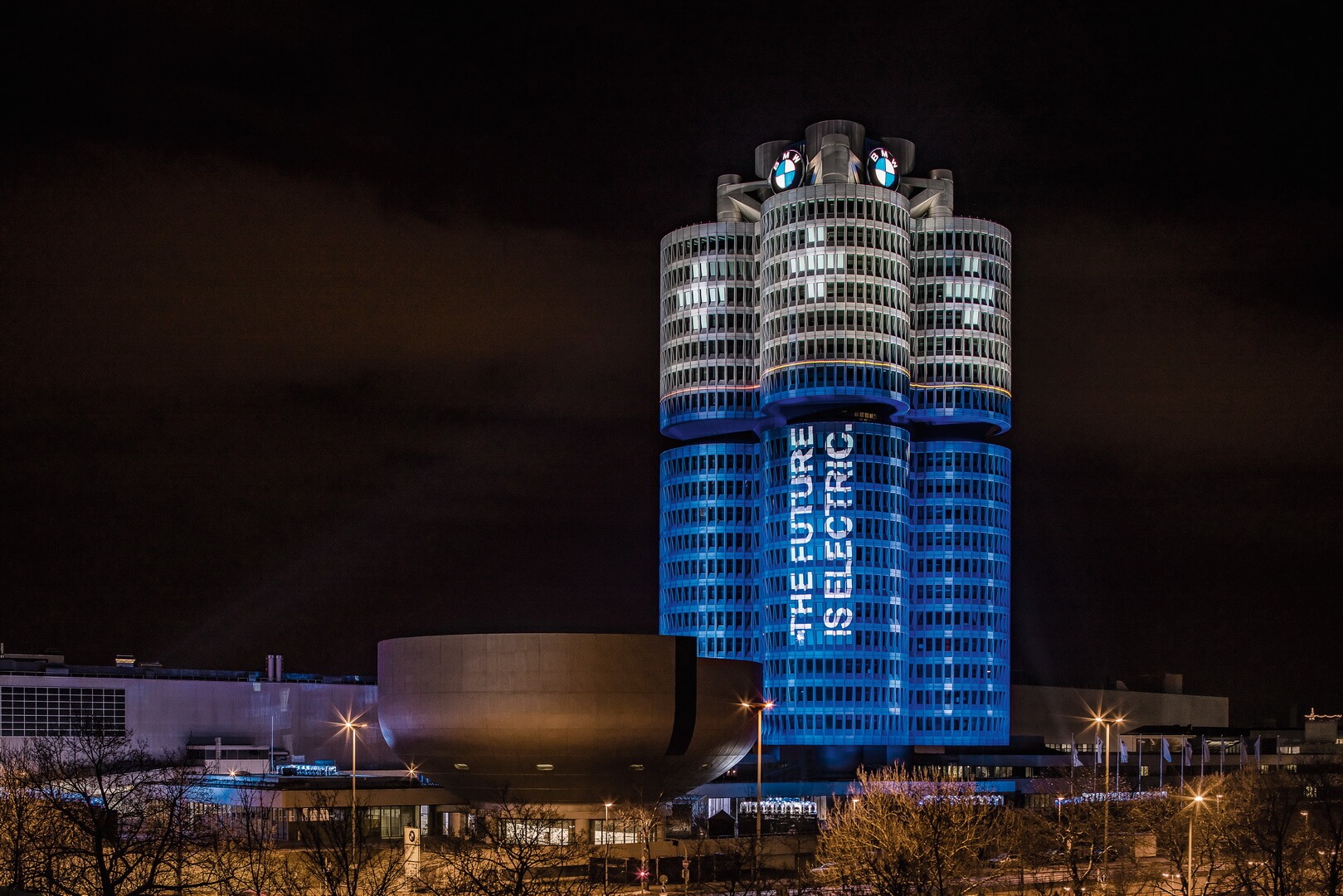 Подсветка штаб-квартиры BMW Group на севере Мюнхена символизирующая технологические изменения Подсветка штаб-квартиры BMW Group на севере Мюнхена символизирующая технологические изменения
