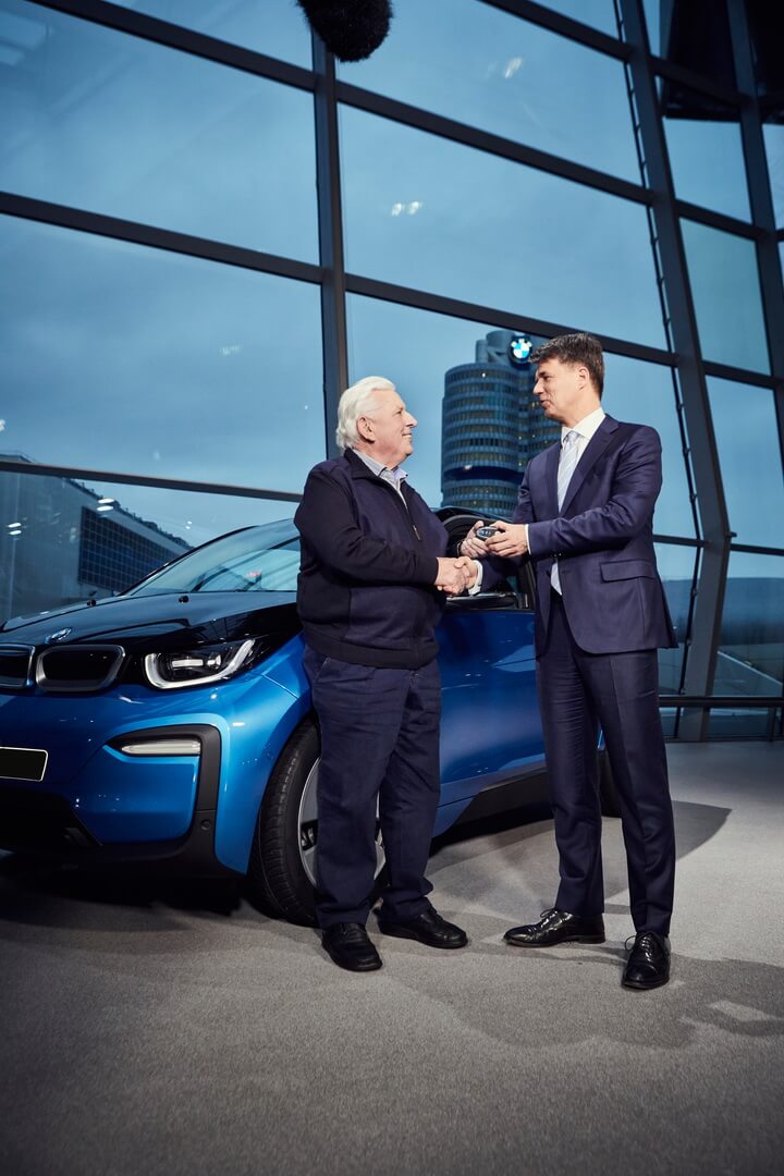 Председатель правления BMW передает ключи новому владельцу 100-тысячного электромобиля BMW i3 Председатель правления BMW передает ключи новому владельцу 100-тысячного электромобиля BMW i3