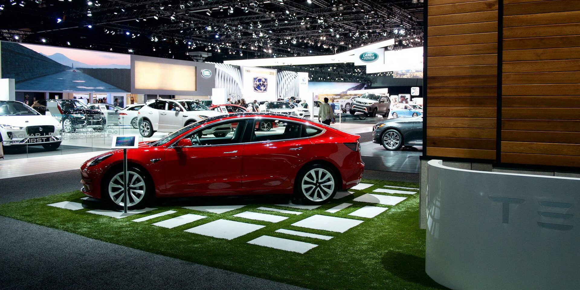 Электромобиль Tesla Model 3 на LA Auto Show 2017 Электромобиль Tesla Model 3 на LA Auto Show 2017