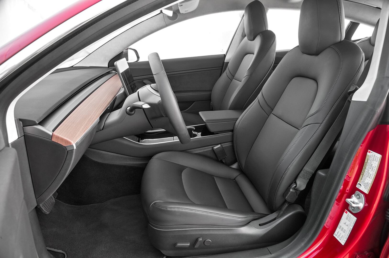 Передний ряд сидений в Tesla Model 3 Передний ряд сидений в Tesla Model 3