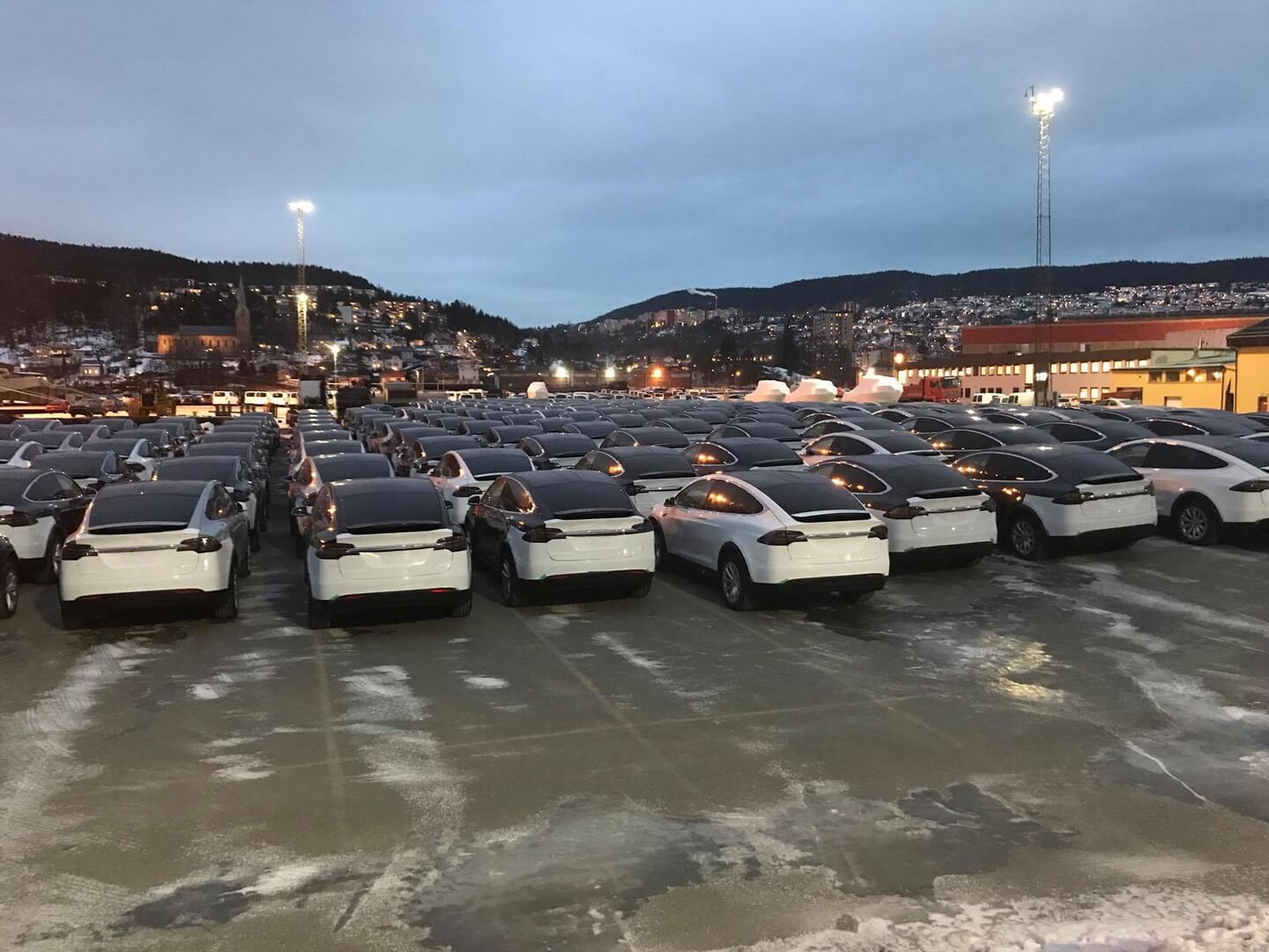 Партия электромобилей Tesla в норвежском порту Партия электромобилей Tesla в норвежском порту