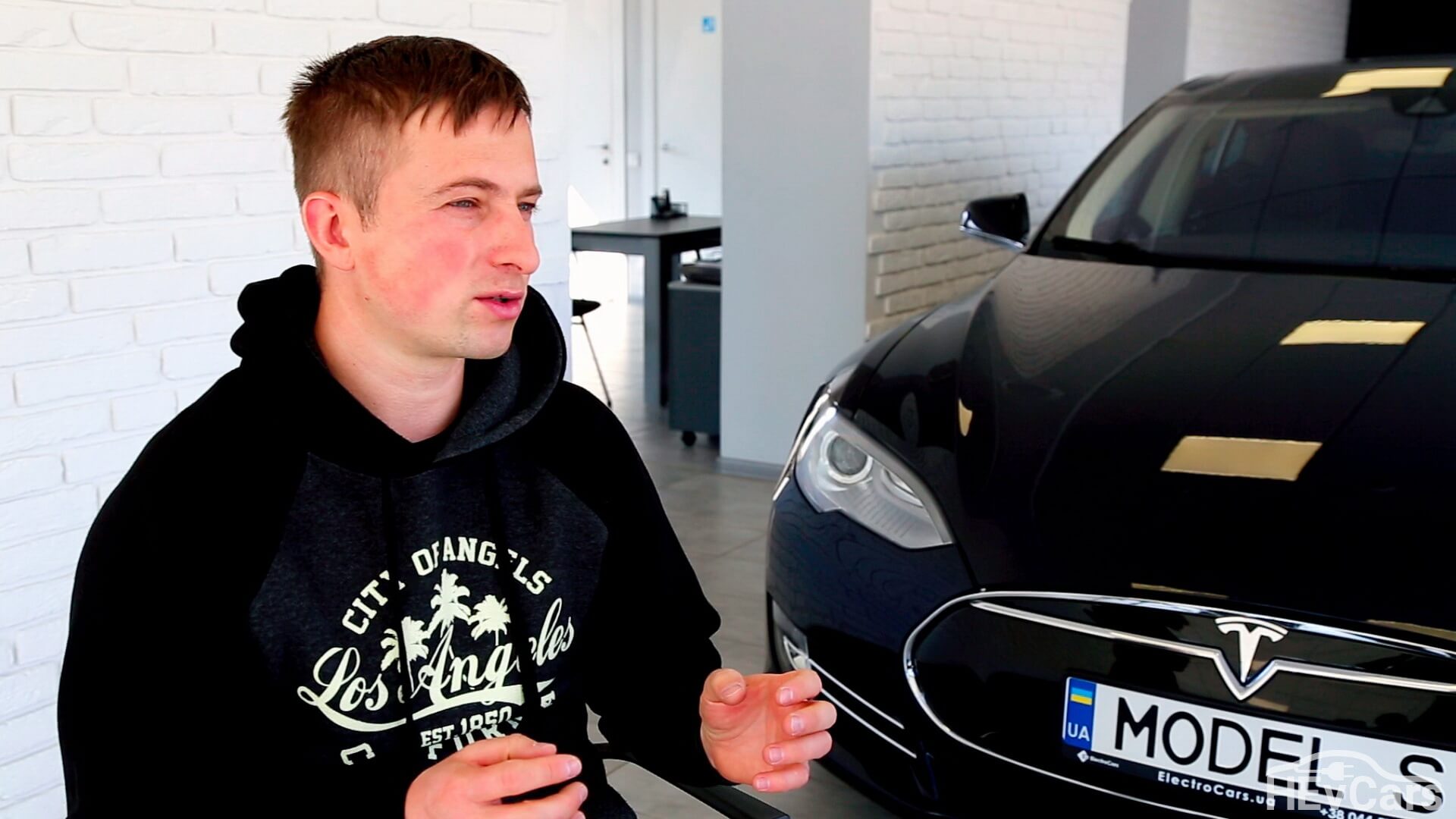 Владелец «Electrocars» Александр Кравцов во время интервью Владелец «Electrocars» Александр Кравцов во время интервью
