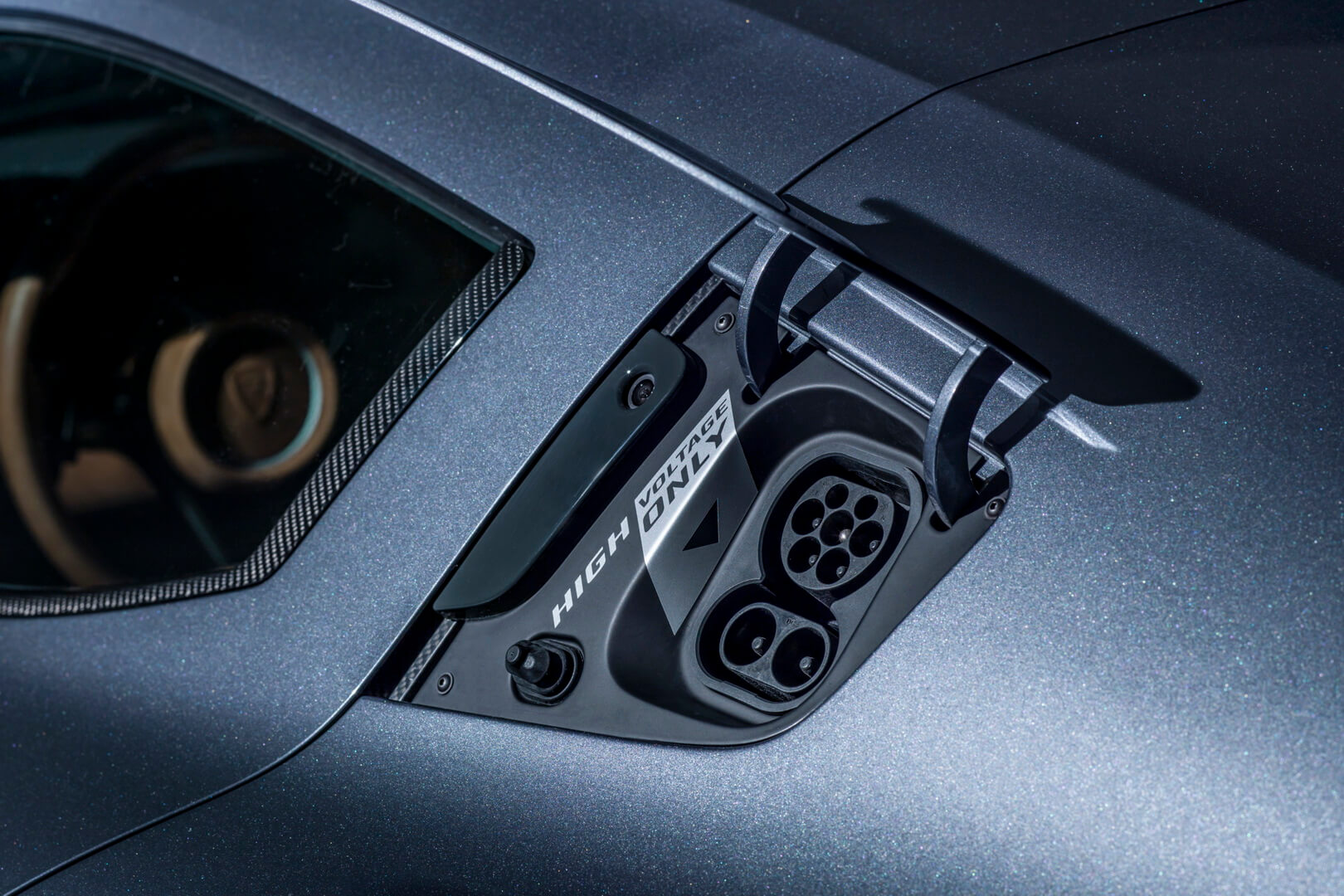 Зарядный порт суперкара Rimac «C_Two» c разъёмом COMBO/CSS Зарядный порт суперкара Rimac «C_Two» c разъёмом COMBO/CSS