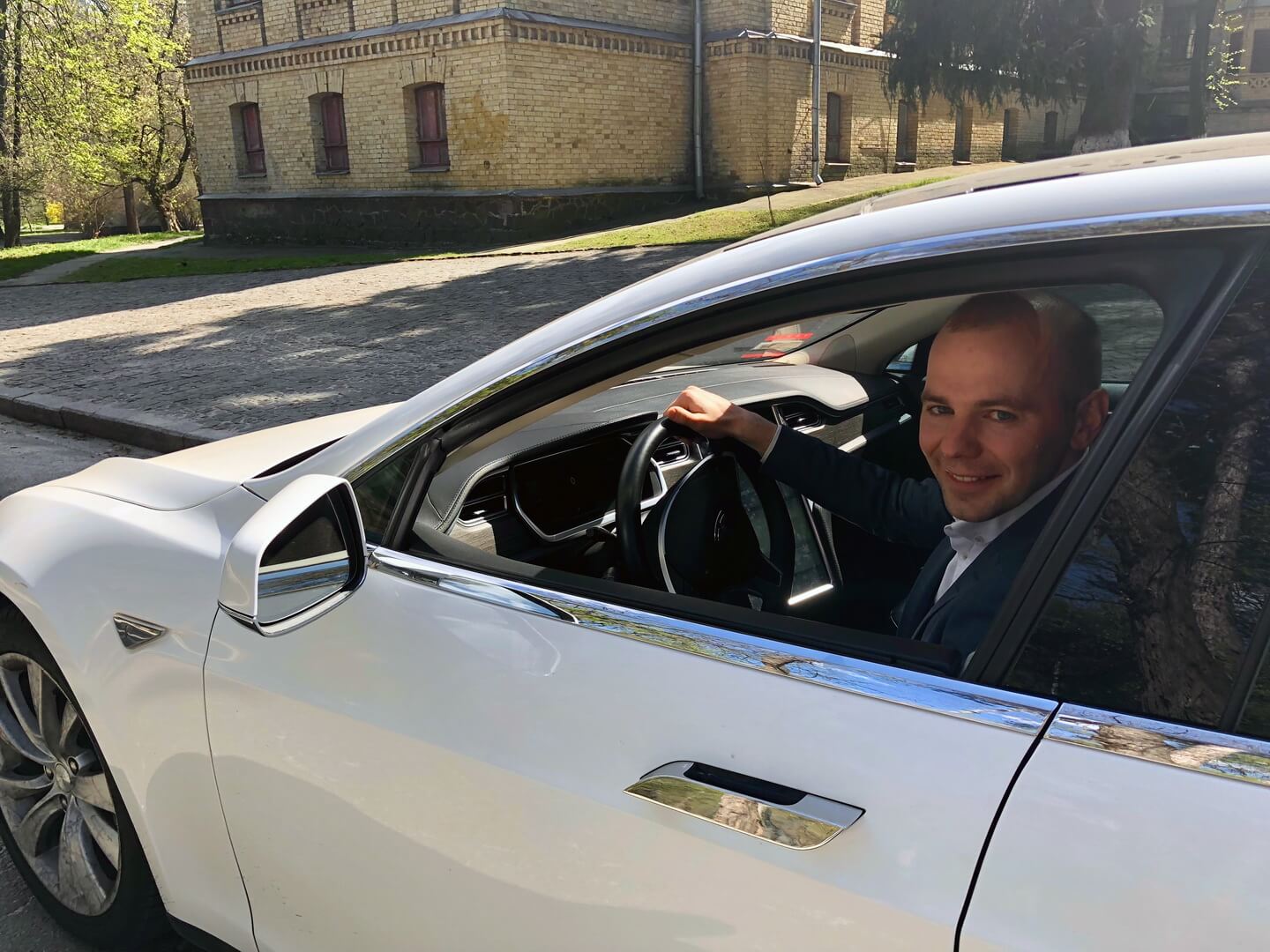Евгений за рулем Tesla Model S Евгений за рулем Tesla Model S