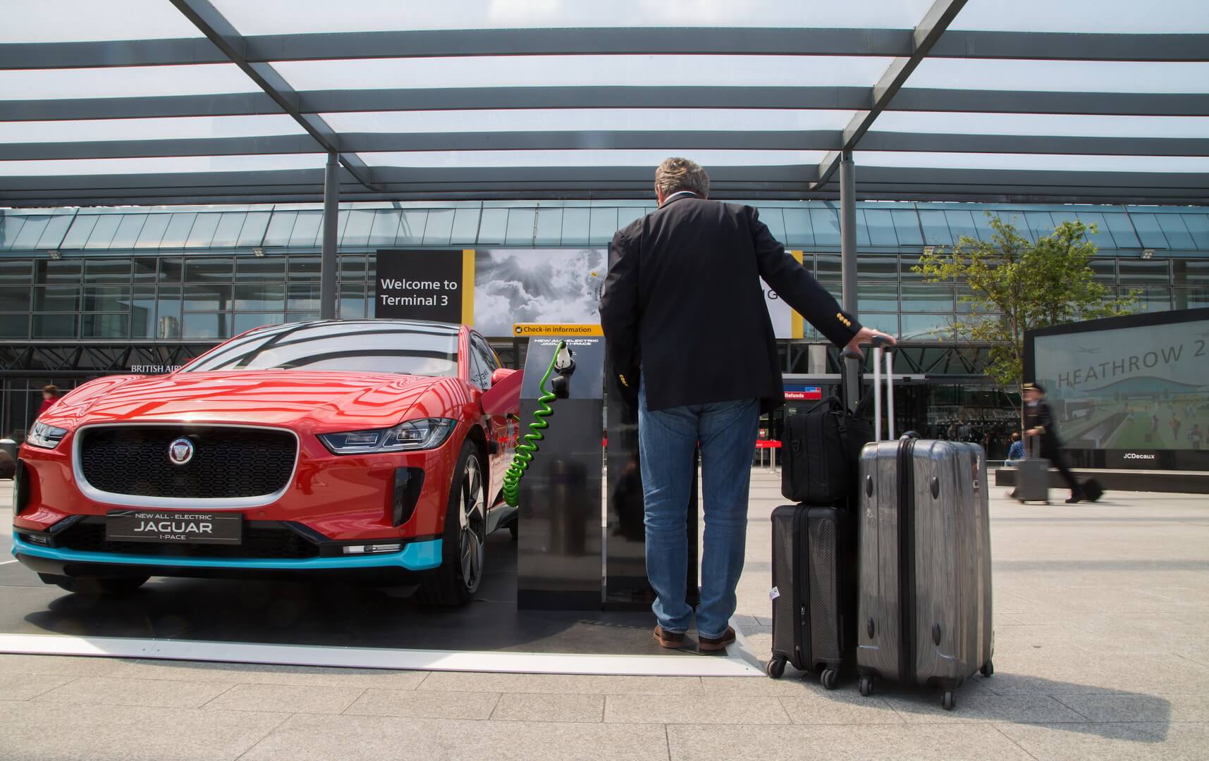 Электрический кроссовер Jaguar I-Pace в аэрпорту Хитроу Электрический кроссовер Jaguar I-Pace в аэрпорту Хитроу