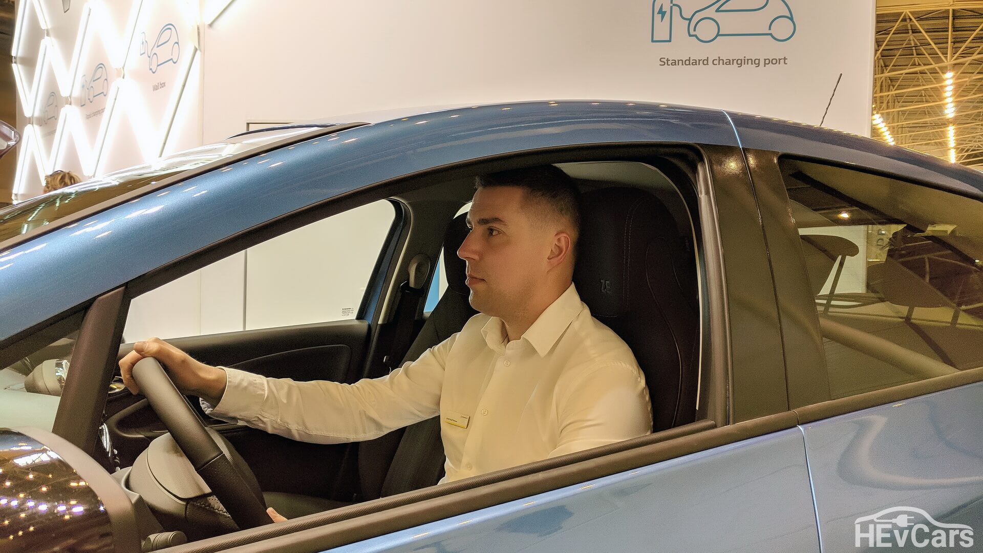 Александр Мытник, менеджер по продуктам «Renault Украина» в электромобиле Renault ZOE Александр Мытник, менеджер по продуктам «Renault Украина» в электромобиле Renault ZOE