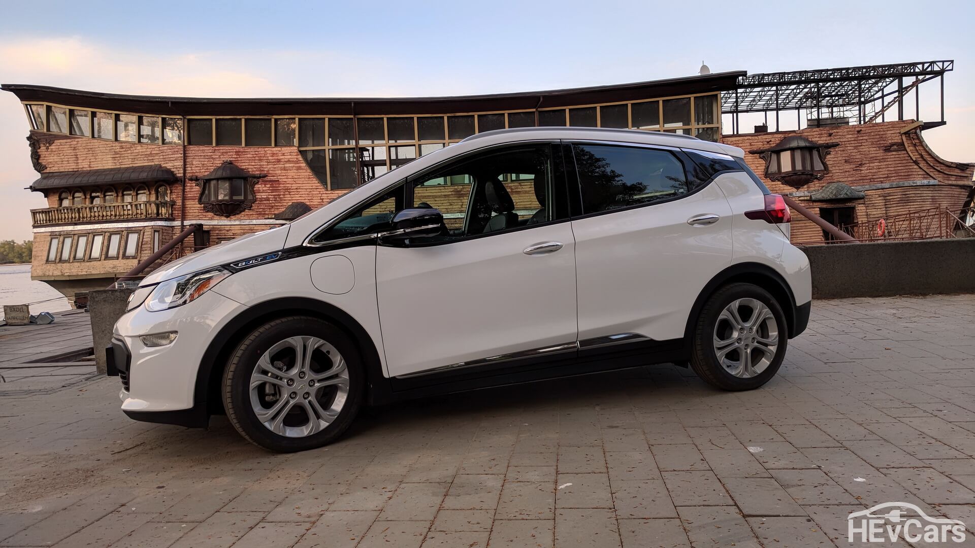 Электрический хэтчбек Chevrolet Bolt EV Электрический хэтчбек Chevrolet Bolt EV